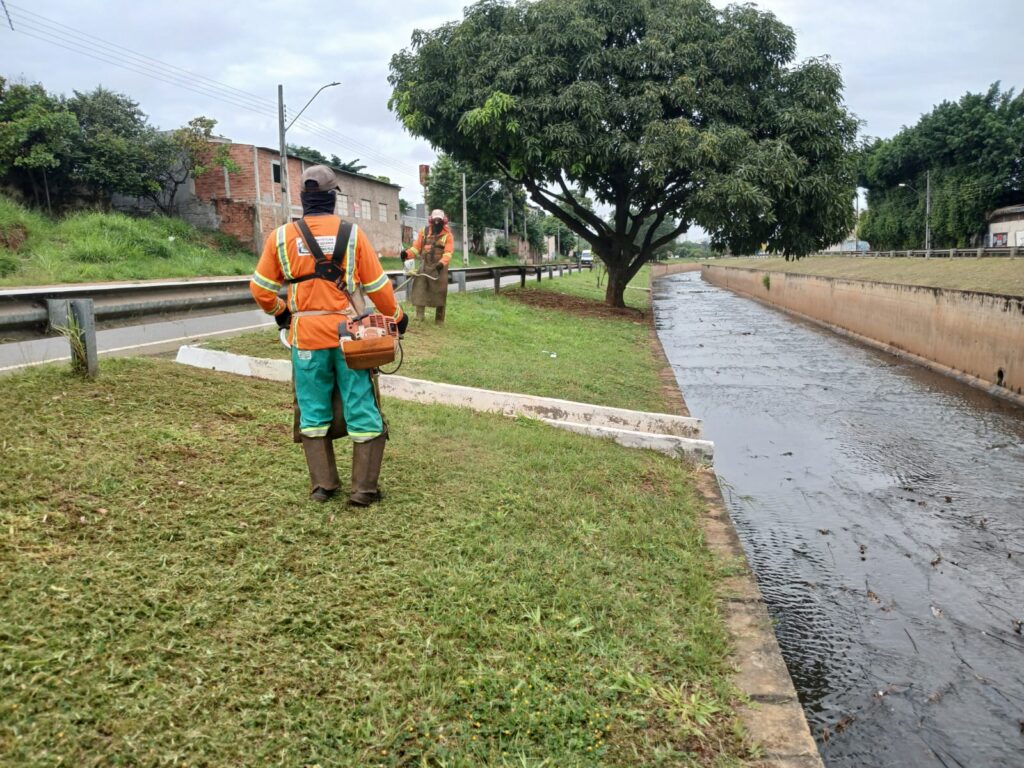 Córregos Anicuns, Botafogo e Cascavel recebem serviços de limpeza em Goiânia