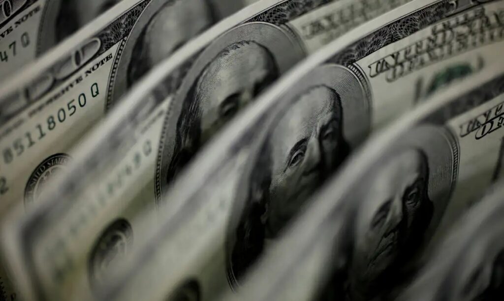 Dólar cai a R$ 4,91 e fecha no menor valor em 27 meses