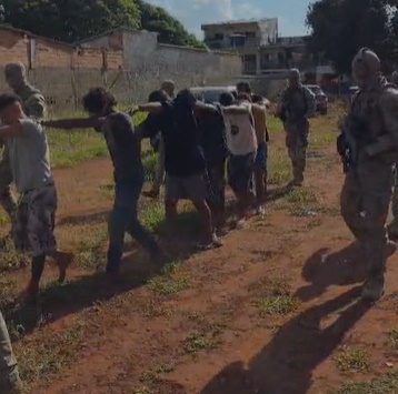 Força-tarefa com mais de 50 policiais desarticula esquema de tráfico de drogas no Setor Finsocial em Goiânia