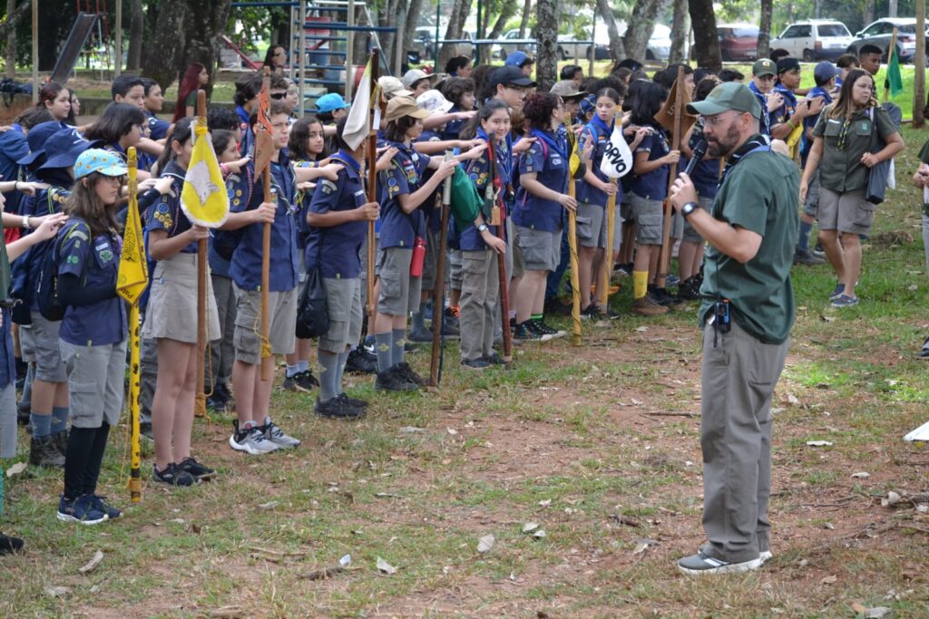 Escoteiros plantam mais de 50 árvores no Parque das Laranjeiras