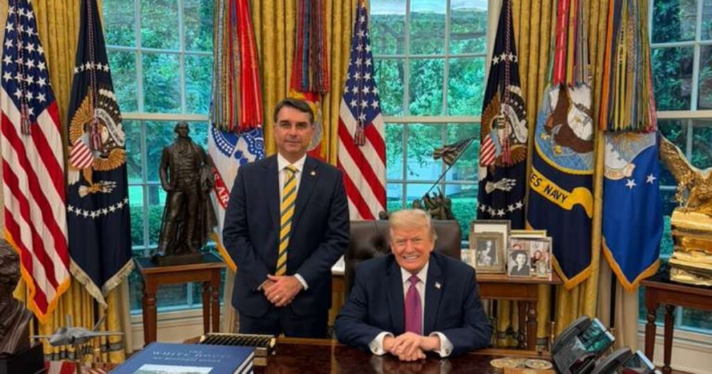 Flávio Bolsonaro posta foto com Donald Trump na Casa Branca