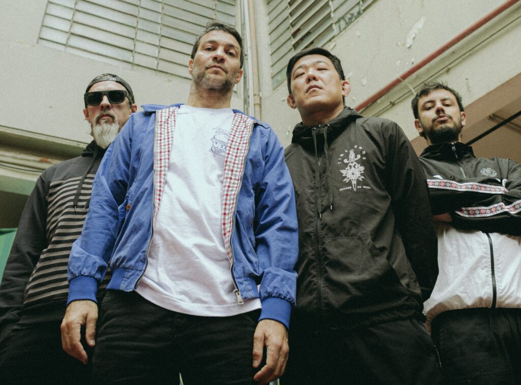 “Estar na estrada é manter uma banda viva”, diz vocalista da Dead Fish antes de shows em Goiás