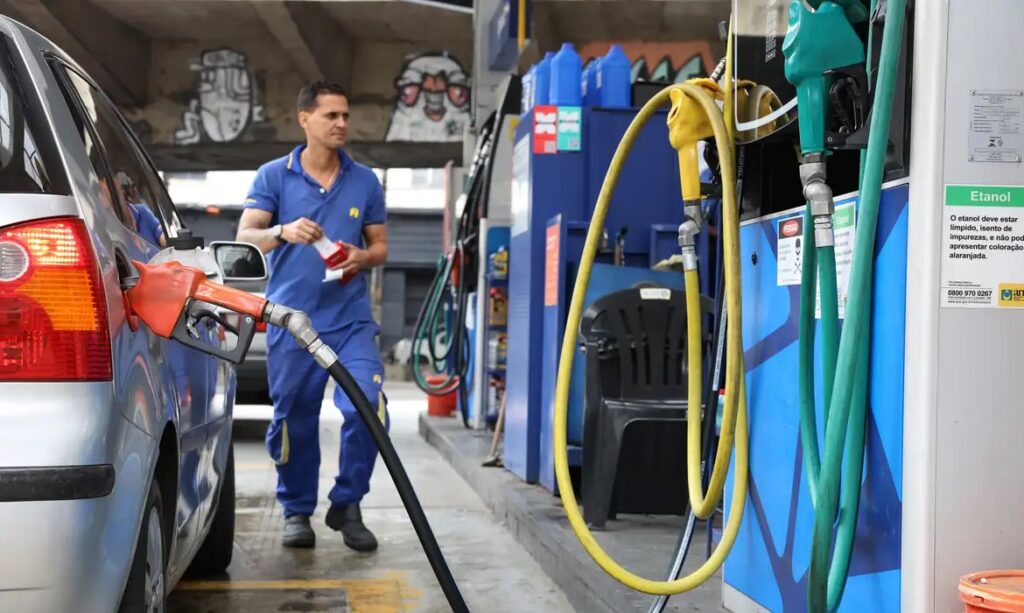 Governo federal propõe subvenção da gasolina em R$ 0,44 por litro