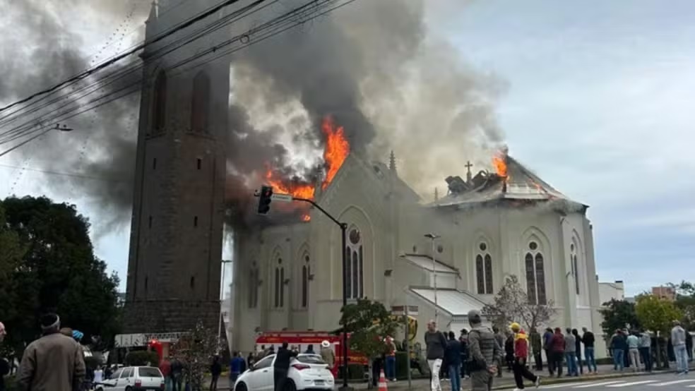 Igreja centenária é atingida por incêndio em Flores da Cunha, no Rio Grande do Sul