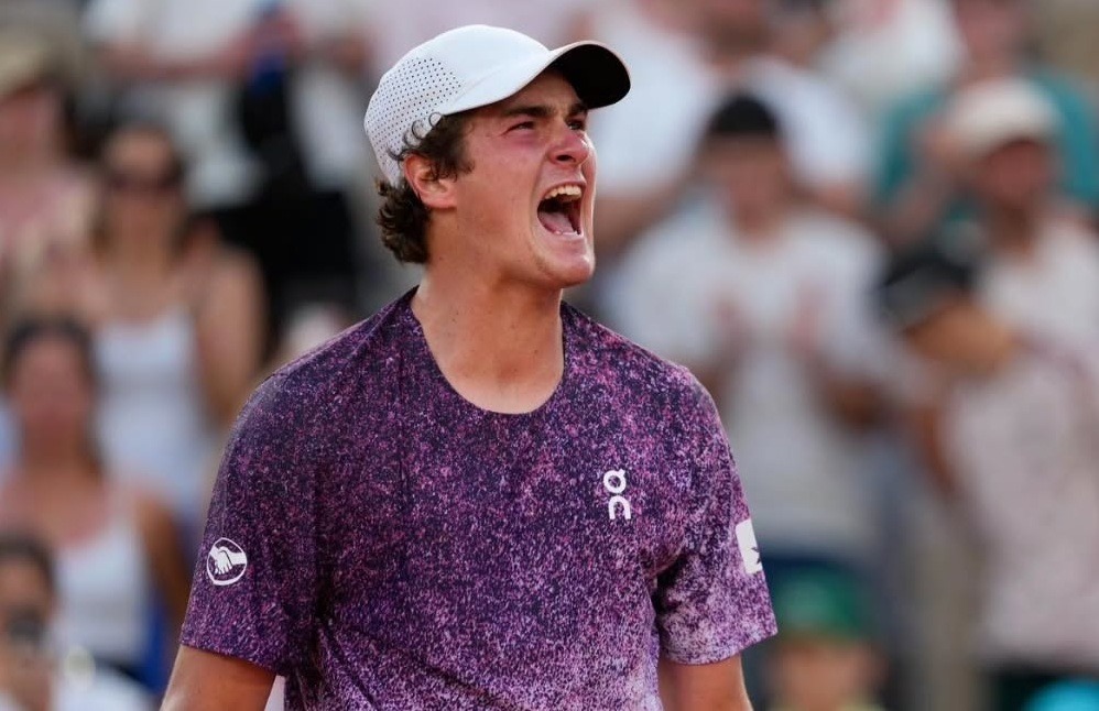 João Fonseca supera Djokovic em duelo épico e avança às oitavas de Roland Garros