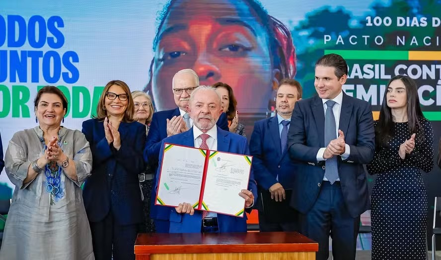 Lula assina decretos com regras para big techs atuarem no Brasil