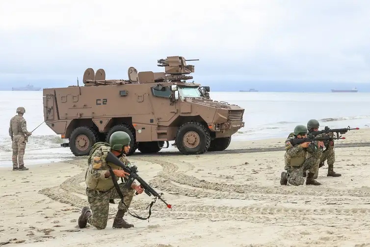 Marinhas brasileira e francesa fazem exercício na costa do Rio