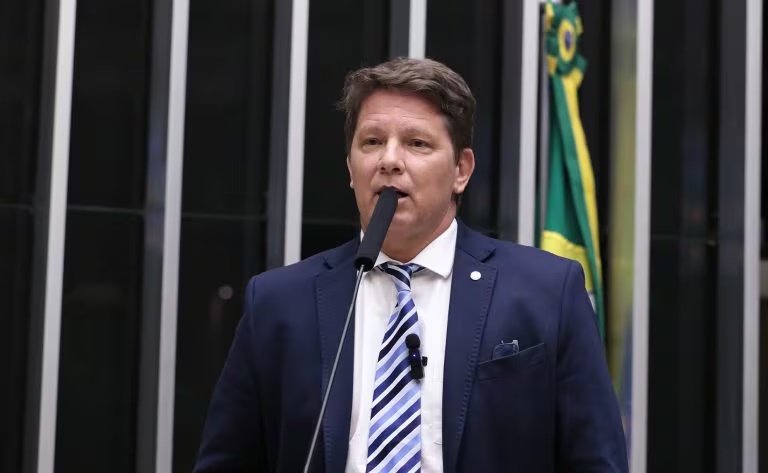 Defesa de Mário Frias nega triangulação de emendas para produção do filme ‘Dark Horse’