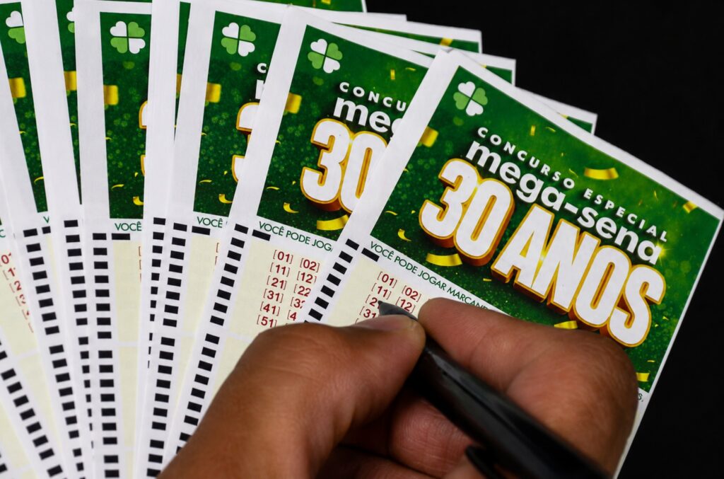 Prêmio de R$ 320 milhões da Mega-Sena 30 anos é sorteado neste domingo (24/5)