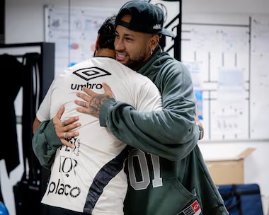 Choro, abraço em Robinho Jr. e bolo de João Schmidt: Neymar celebra convocação no CT do Santos