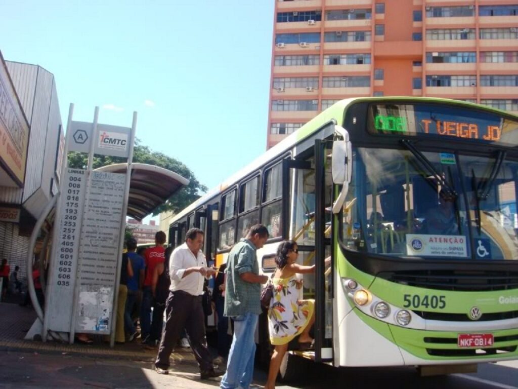 Mulheres devem ter prioridade em assentos laterais no transporte coletivo de Goiânia 