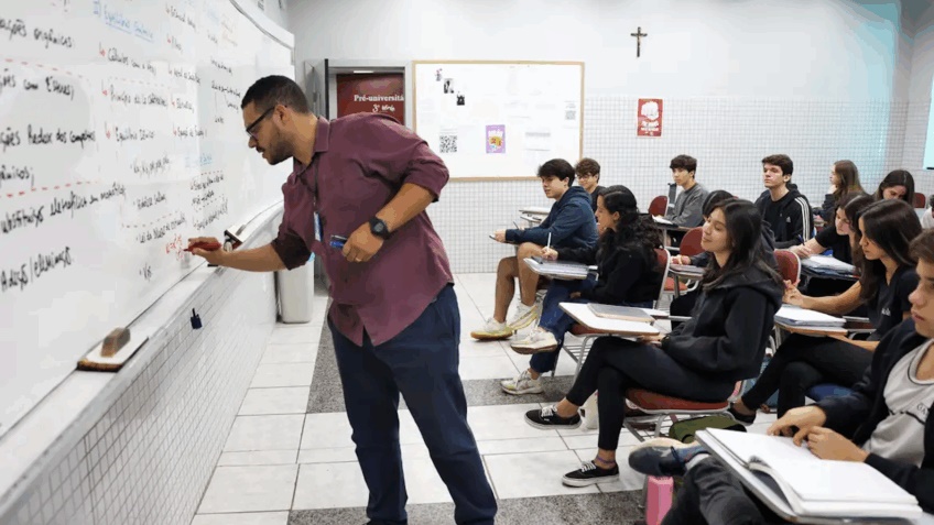 Senado aprova MP que estabelece piso de R$ 5.130 para professores