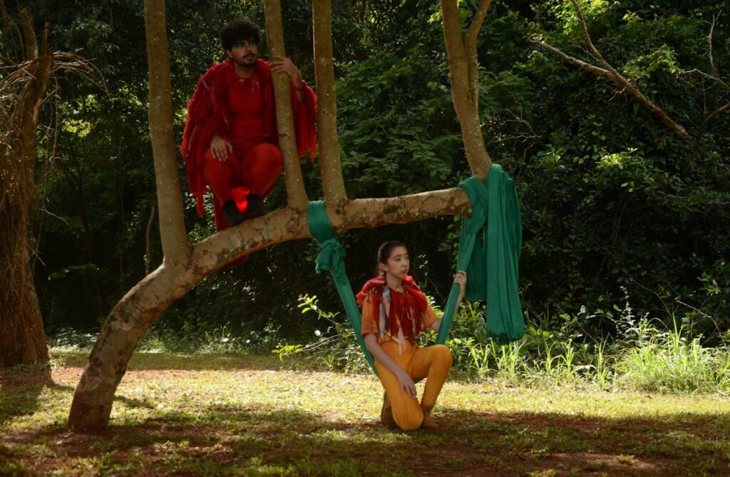 Espetáculo “Assarí – Trilhas sensíveis das Infâncias” une teatro, infância e natureza em Goiânia