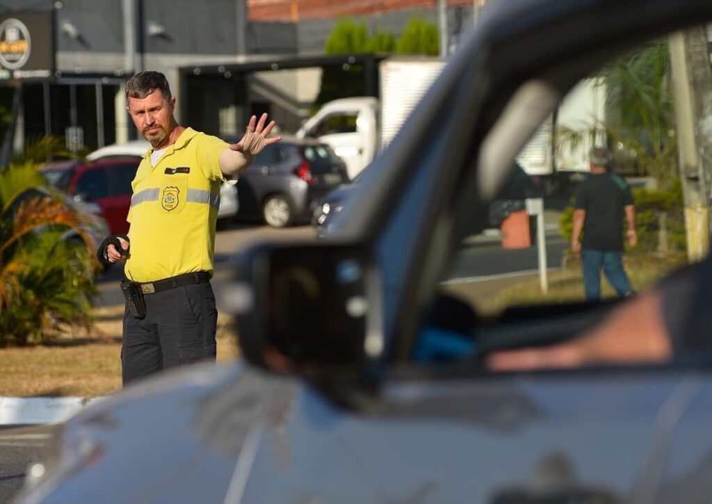 Câmara aprova uso de armas de choque e spray de pimenta por agentes de trânsito de Goiânia 