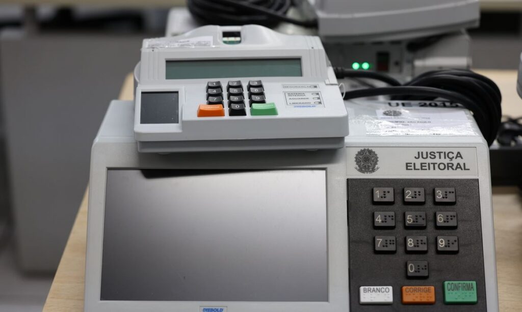 TRE-GO inicia carga e lacre das urnas eletrônicas para as Eleições 2026