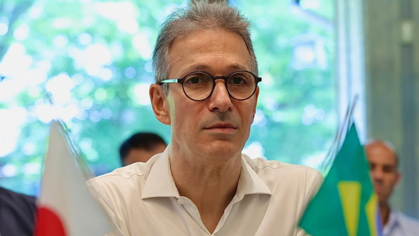 Zema critica Flávio Bolsonaro por dizer que indicaria o irmão Eduardo para o Itamaraty