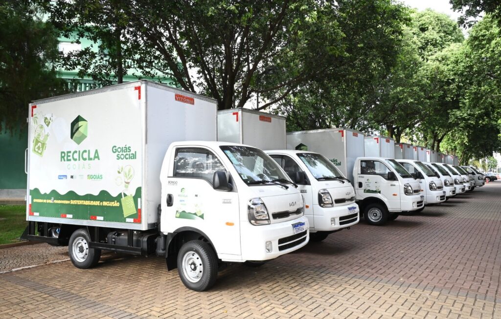 Estado amplia estrutura do programa Recicla Goiás com entrega de 10 caminhões