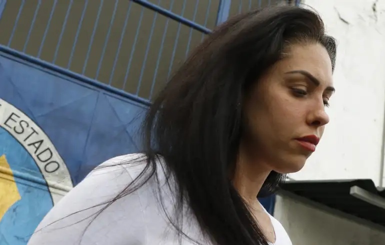 Monique Medeiros, mãe de Henry Borel, é solta após receber perdão judicial