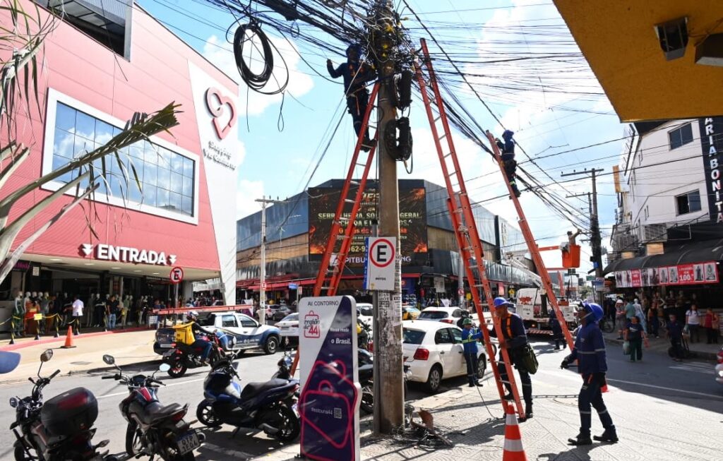 Mabel lança Programa Cidade Segura com retirada de fios e cabos soltos na Região da 44