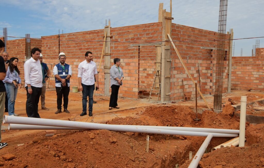 Leandro Vilela visita obras da saúde e cobra cumprimento de prazos de entrega em Aparecida