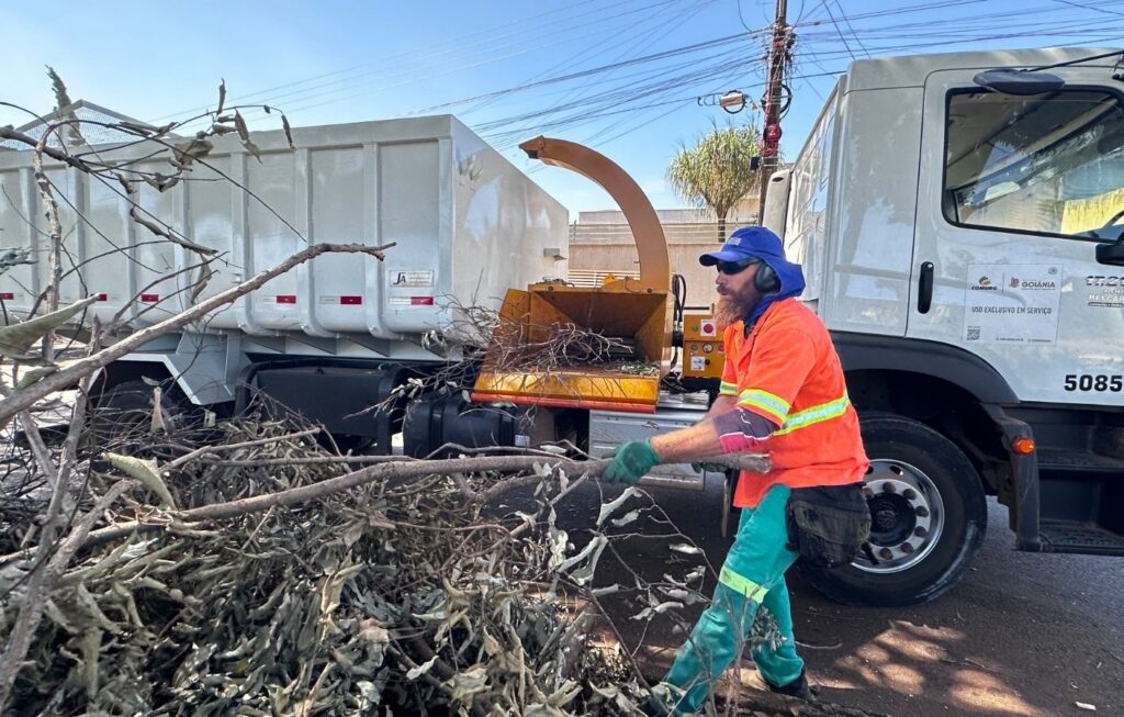 Caminhões trituradores da Comurg aceleram recolhimento de galhos após podas em Goiânia