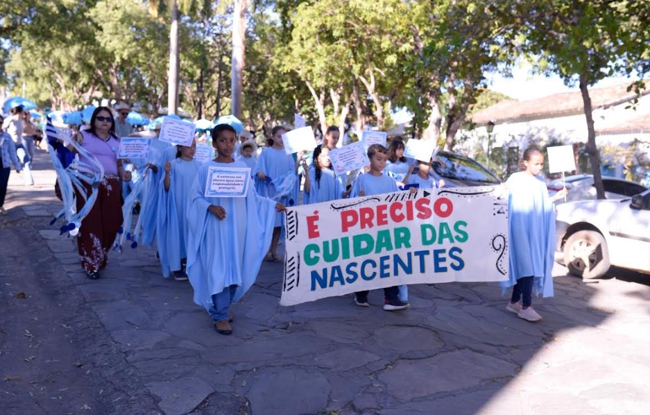 Caminhada em defesa das águas reúne 300 crianças na cidade de Goiás