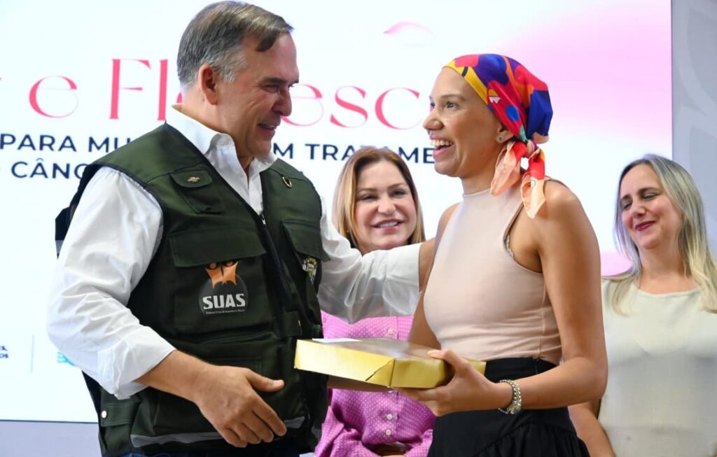 Prefeitura de Goiânia entrega perucas a mulheres em tratamento oncológico