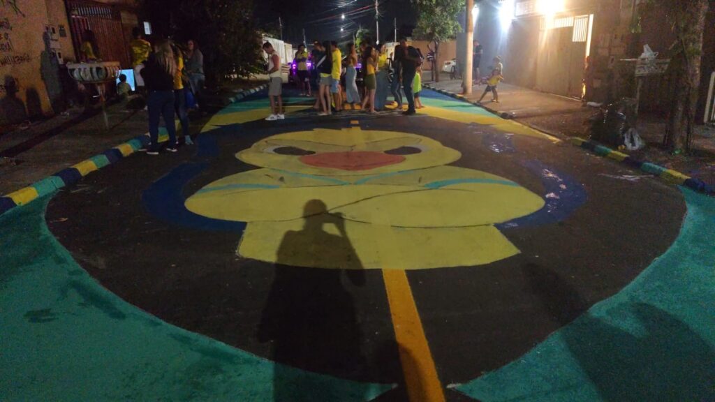 No clima da Copa, moradores do Conjunto Vera Cruz se unem para enfeitar rua com as cores do Brasil
