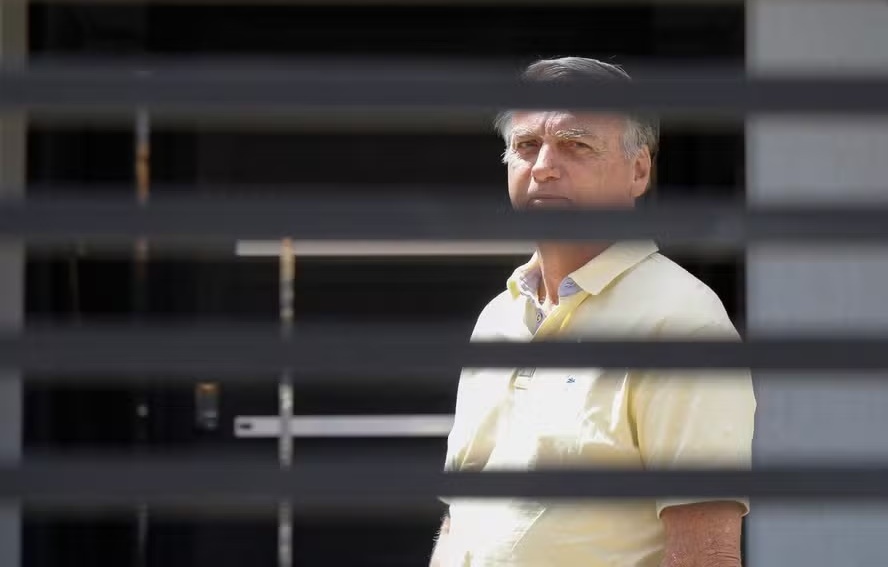 Bolsonaro tem picos de pressão alta durante a semana, diz boletim médico