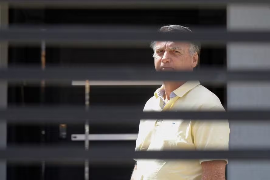 Bolsonaro deve ser mantido em prisão domiciliar por problemas de saúde