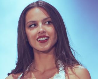 Olivia Rodrigo anuncia festival 100% feminino e lucro será doado para organizações