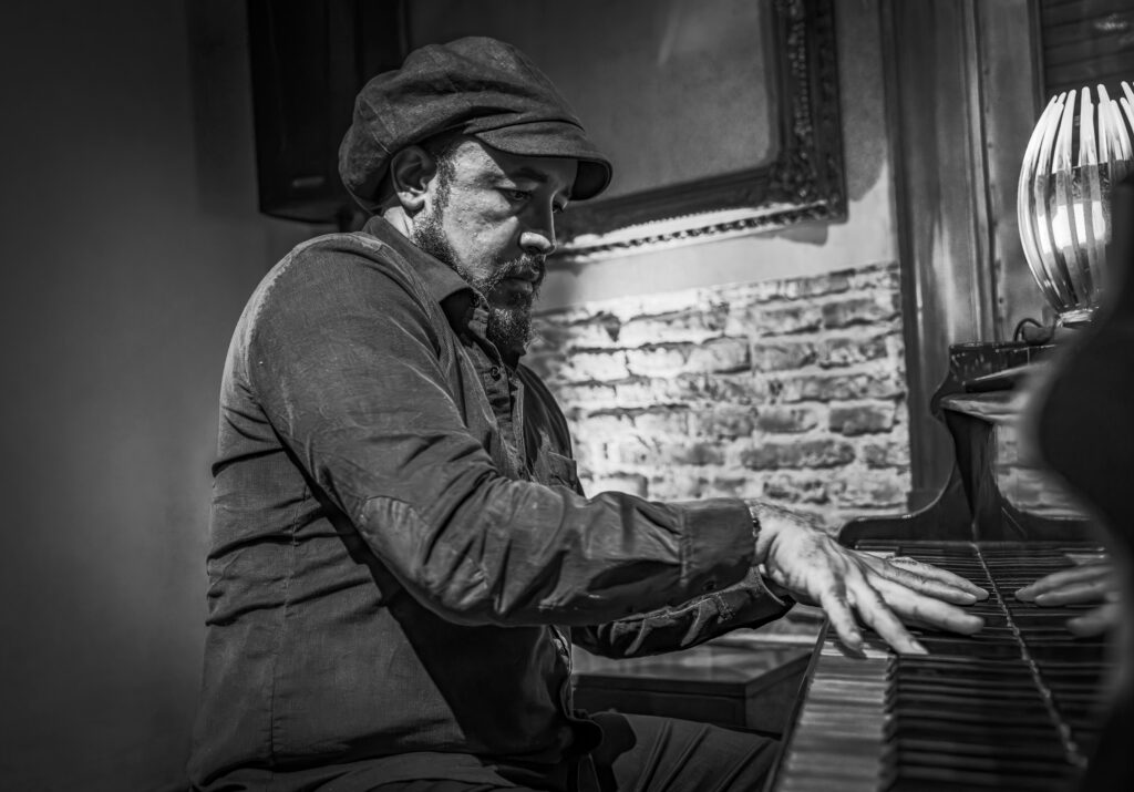 Pianista goiano Diones Correntino leva música brasileira para turnê internacional