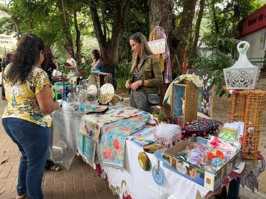 Arte no Bosque reúne grande público com primeira edição da Feira Feito à Mão em Goiânia