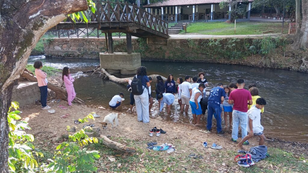 Fórum Infantil do Fica 2026 promove experiências práticas de investigação ambiental na cidade de Goiás