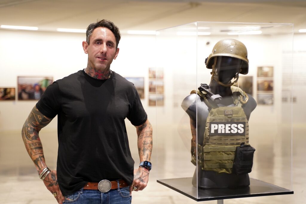Goiânia recebe exposição de fotos sobre guerras; veja como foi o lançamento
