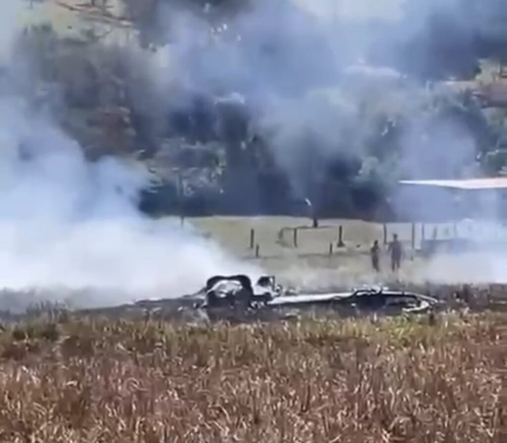 Avião de pequeno porte cai em área rural de Nerópolis