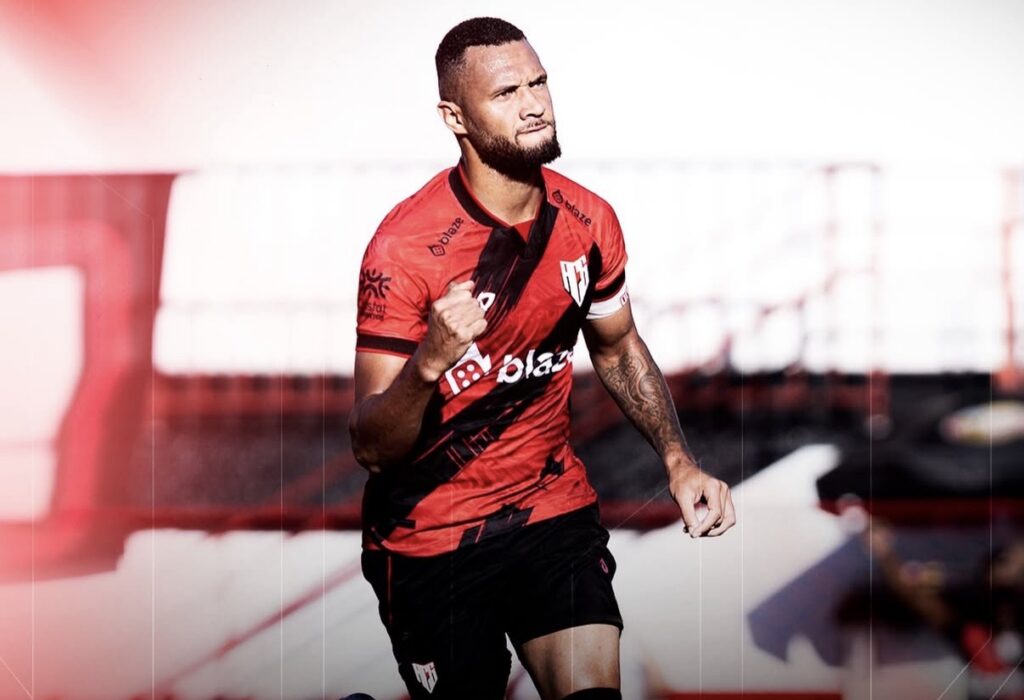 Ainda sem técnico, Atlético-GO vence a Ponte Preta e segue reagindo na Série B