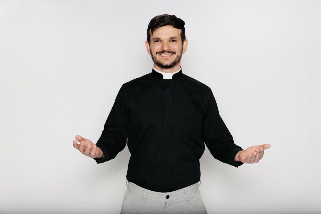 Padre Patrick abre duas sessões extras para o espetáculo “Pecado É Não Rir” em Goiânia e uma em Anápolis
