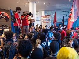 Estudantes da USP aprovam fim da greve