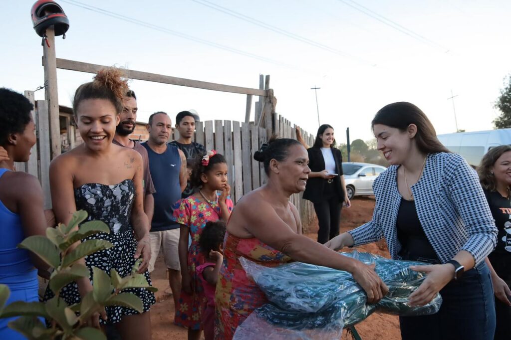 Prefeitura e Governo de Goiás entregam mais 2,1 mil cobertores a famílias de Aparecida de Goiânia