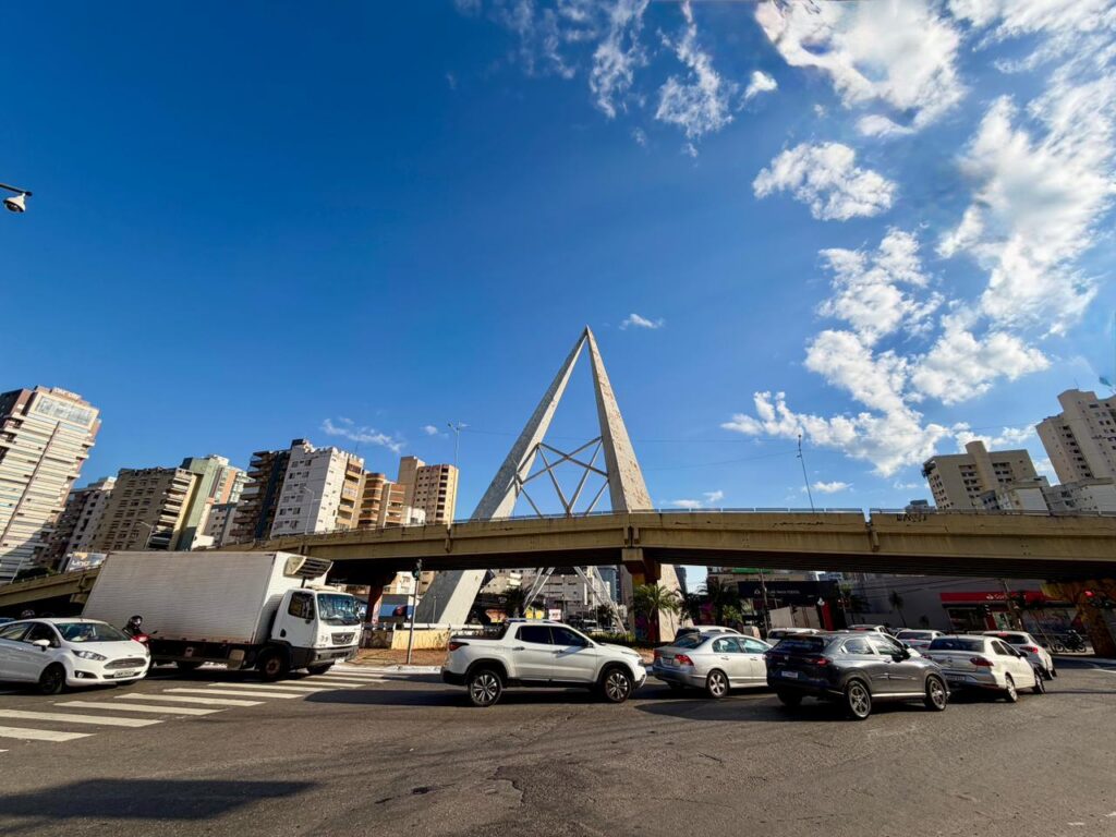 Obras alteram trânsito no cruzamento das avenidas 85 e T-63 durante feriado