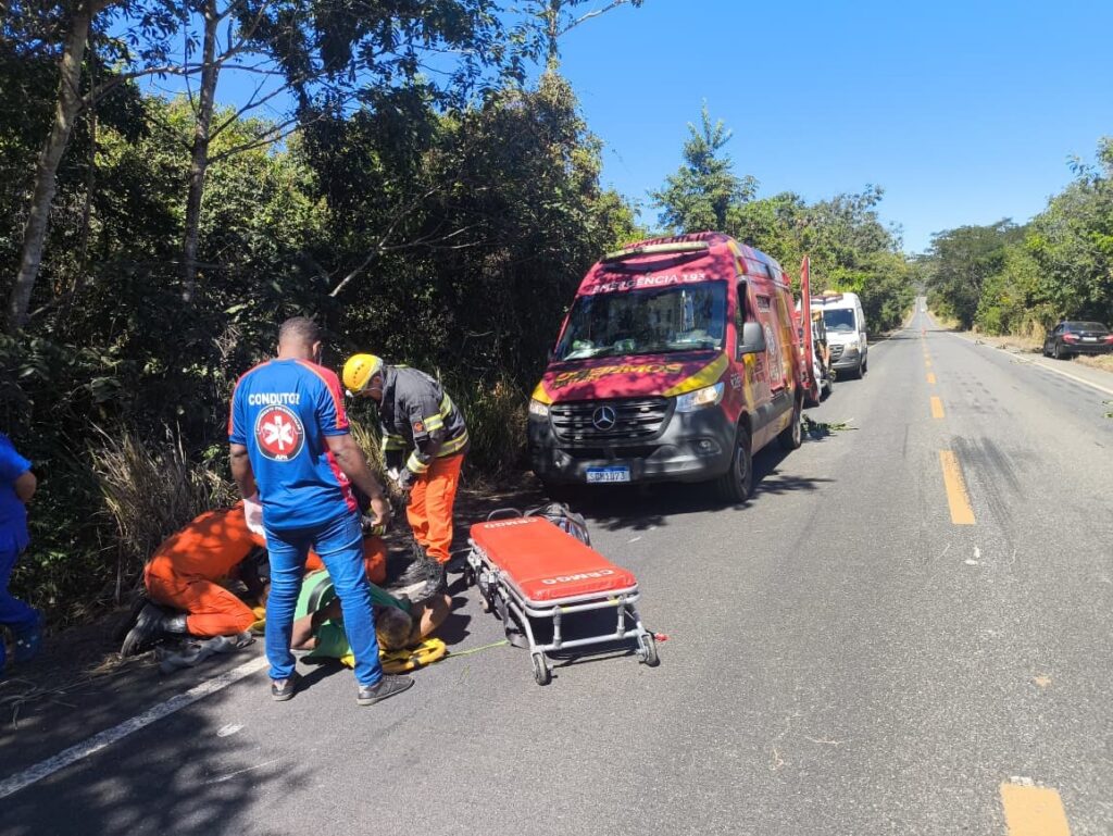 Duas pessoas morrem após carro cair em ribanceira em Teresina de Goiás