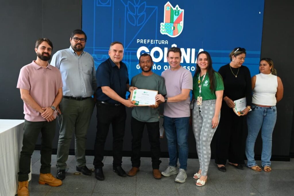 Prefeitura de Goiânia entrega cartões de R$ 5 mil a agricultores familiares