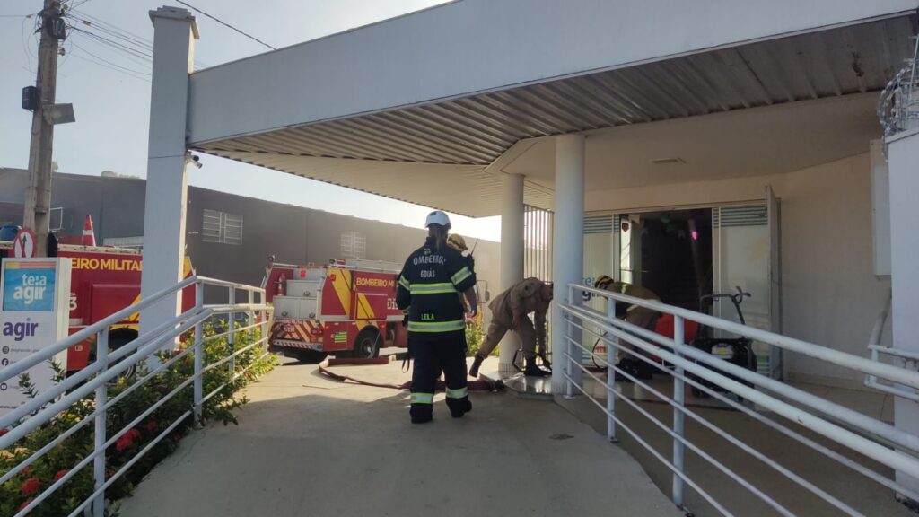 Bombeiros combatem princípio de incêndio em clínica em Aparecida de Goiânia