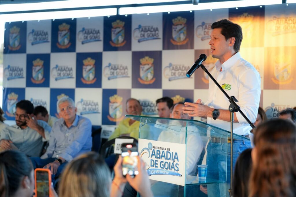 Daniel Vilela assina ordem de serviço para pavimentação da GO-469, entre Abadia de Goiás e Aragoiânia