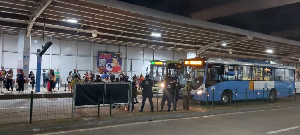 Atraso de ônibus acaba em protesto de passageiros no Terminal Garavelo em Goiânia 