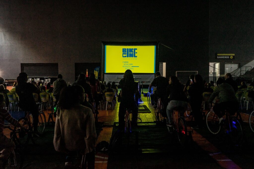 Projeto BikeCine leva cinema sustentável ao Fica 2026