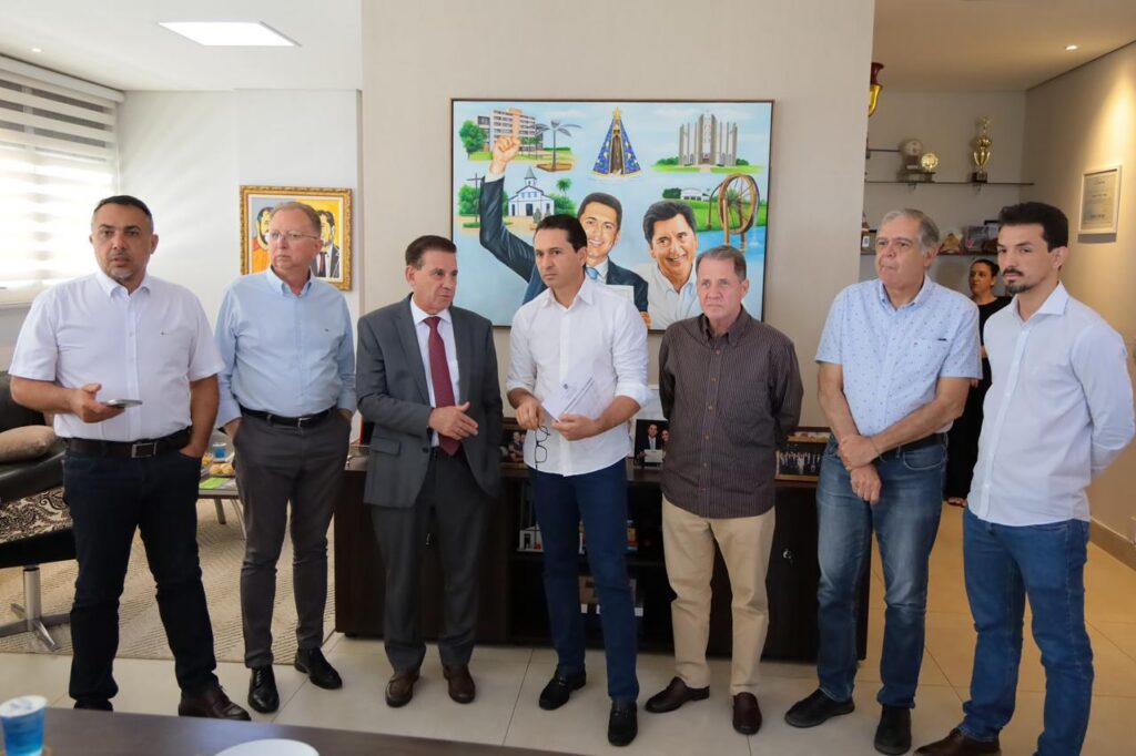 Leandro Vilela e Vanderlan Cardoso anunciam início das obras de asfalto no Rosa dos Ventos e novos investimentos para Aparecida
