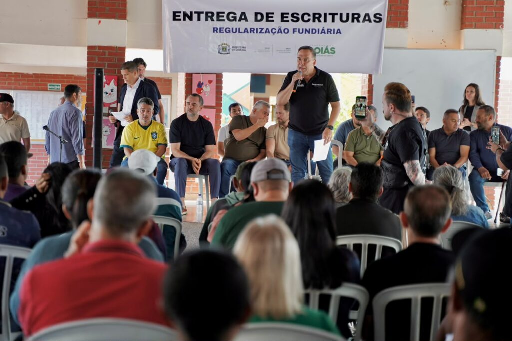 Mabel entrega 311 escrituras a moradores da Região Noroeste de Goiânia