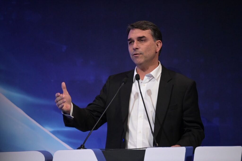 “Essas eleições não são sobre Bolsonaro e Lula”, diz Flávio Bolsonaro